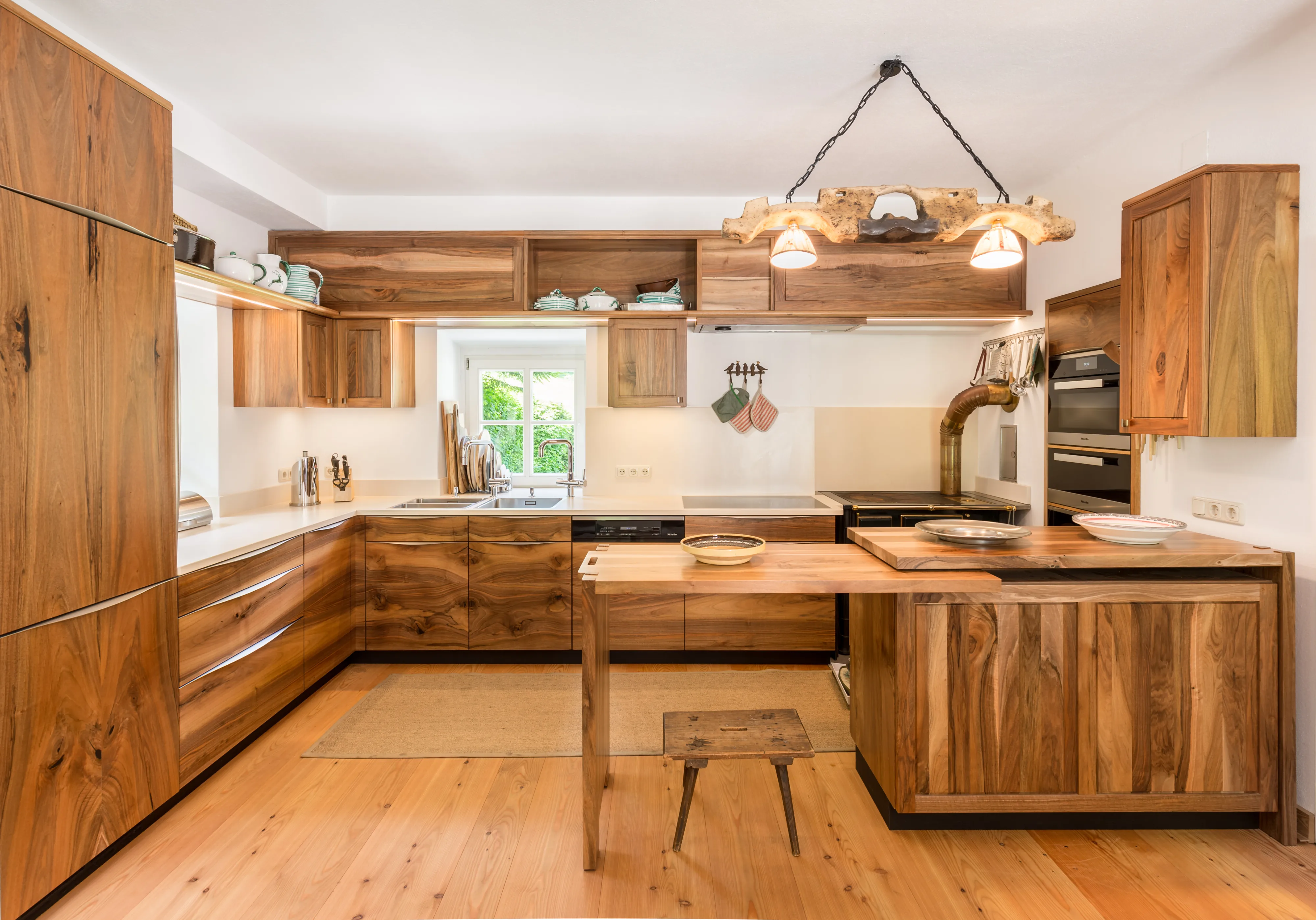 Maßgefertigte Küche aus edlem Nussholz - Tischlerei Haselmaier