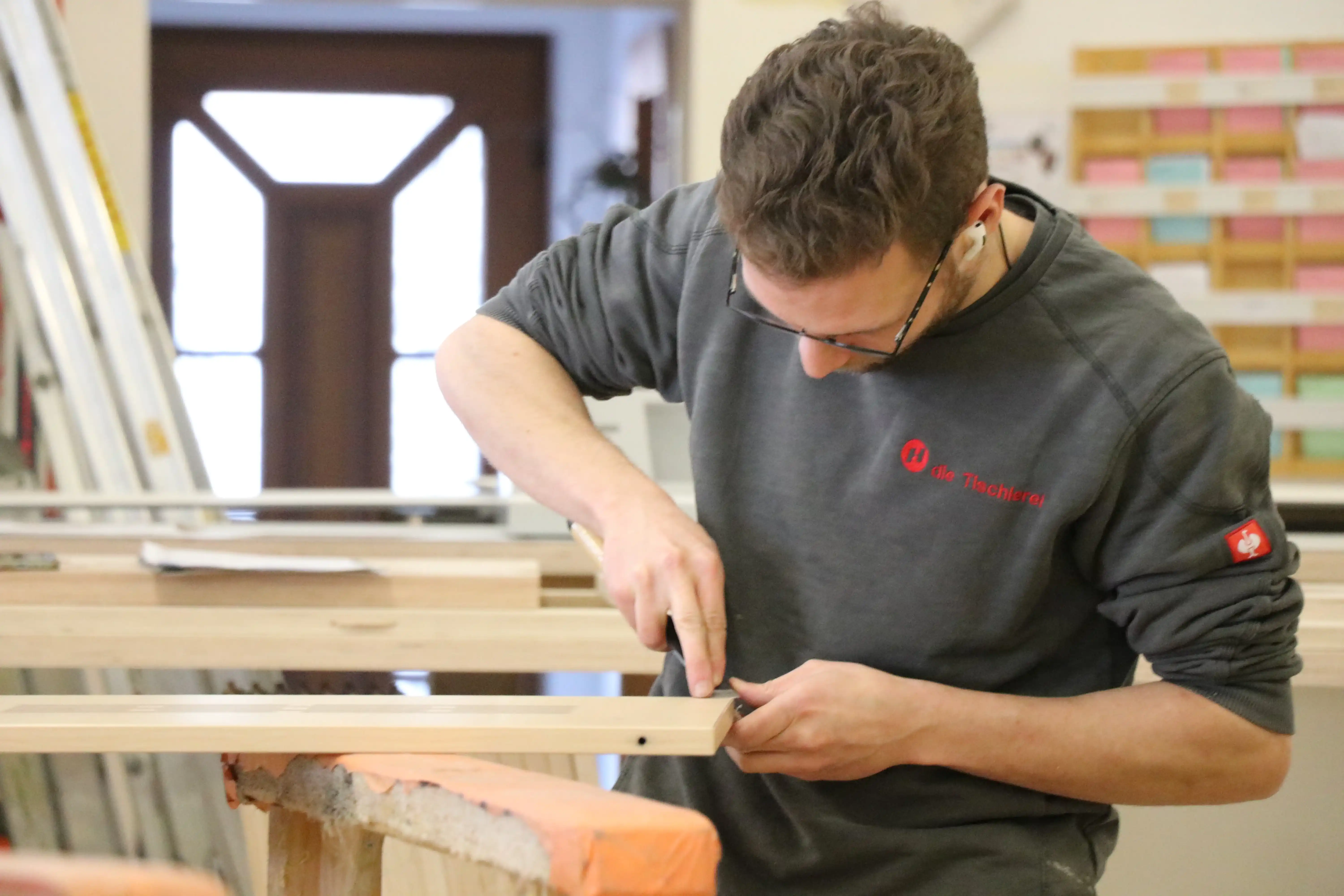 Detailarbeit in der Tischlerei Haselmaier